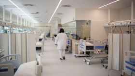 Una enfermera en el Hospital Moisès Broggi / DAVID ZORRAKINO - EUROPA PRESS