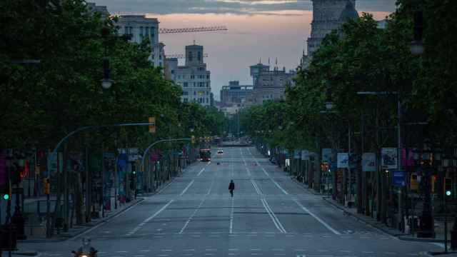 El paseo de Gràcia de Barcelona, una de las principales calles comerciales de la capital catalana, en una imagen de archivo durante los últimos días del primer estado de alarma de 2020 / DAVID ZORRAKINO - EUROPA PRESS