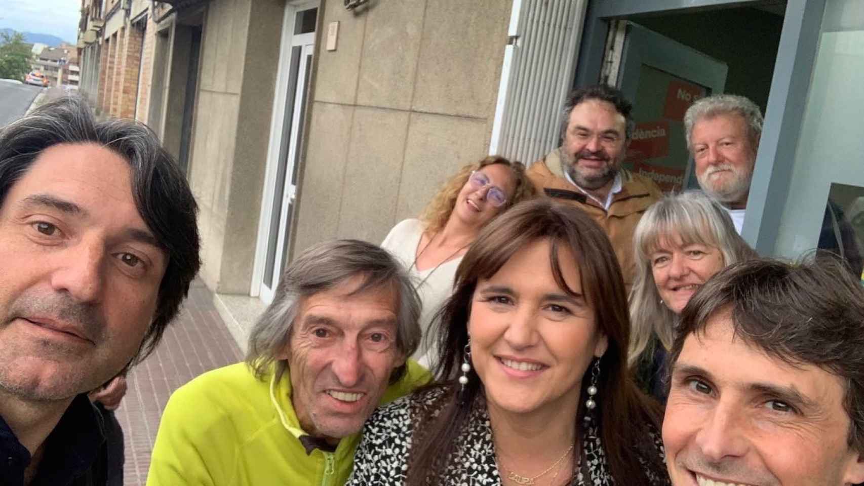 Carles Furriols (de amarillo), recibiendo la visita de los dirigentes de JxCat Laura Borràs, Francesc de Dalmases y Salvador Vergés / @LauraBorras (TWITTER)