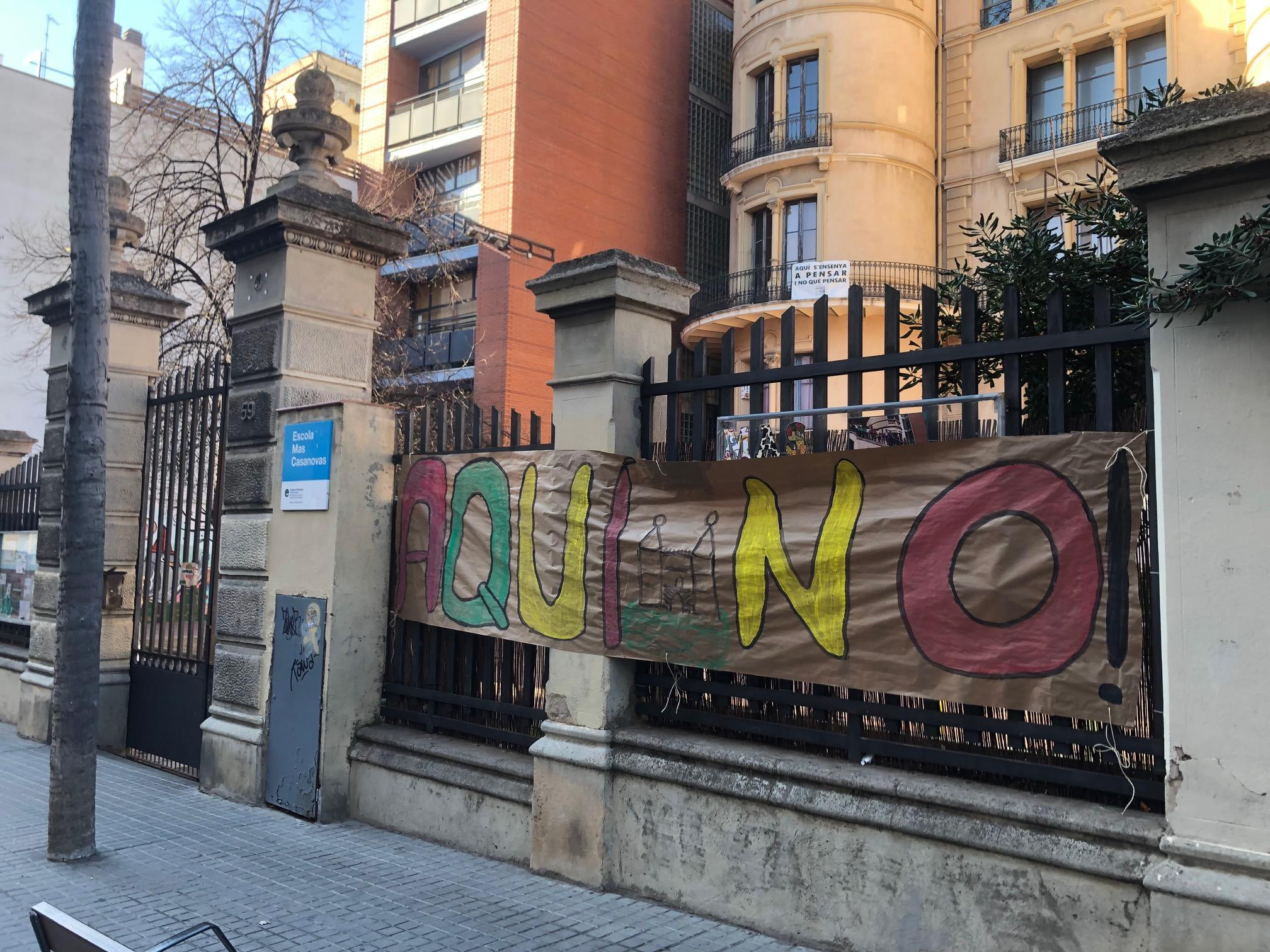 Pancarta de protesta a las puertas de la escuela Mas Casanovas de Barcelona / CG