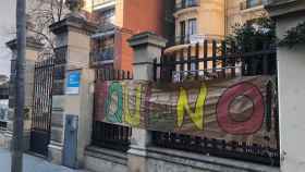 Pancarta de protesta a las puertas de la escuela Mas Casanovas de Barcelona / CG