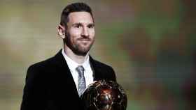 Messi, levantando el Balón de Oro | EFE