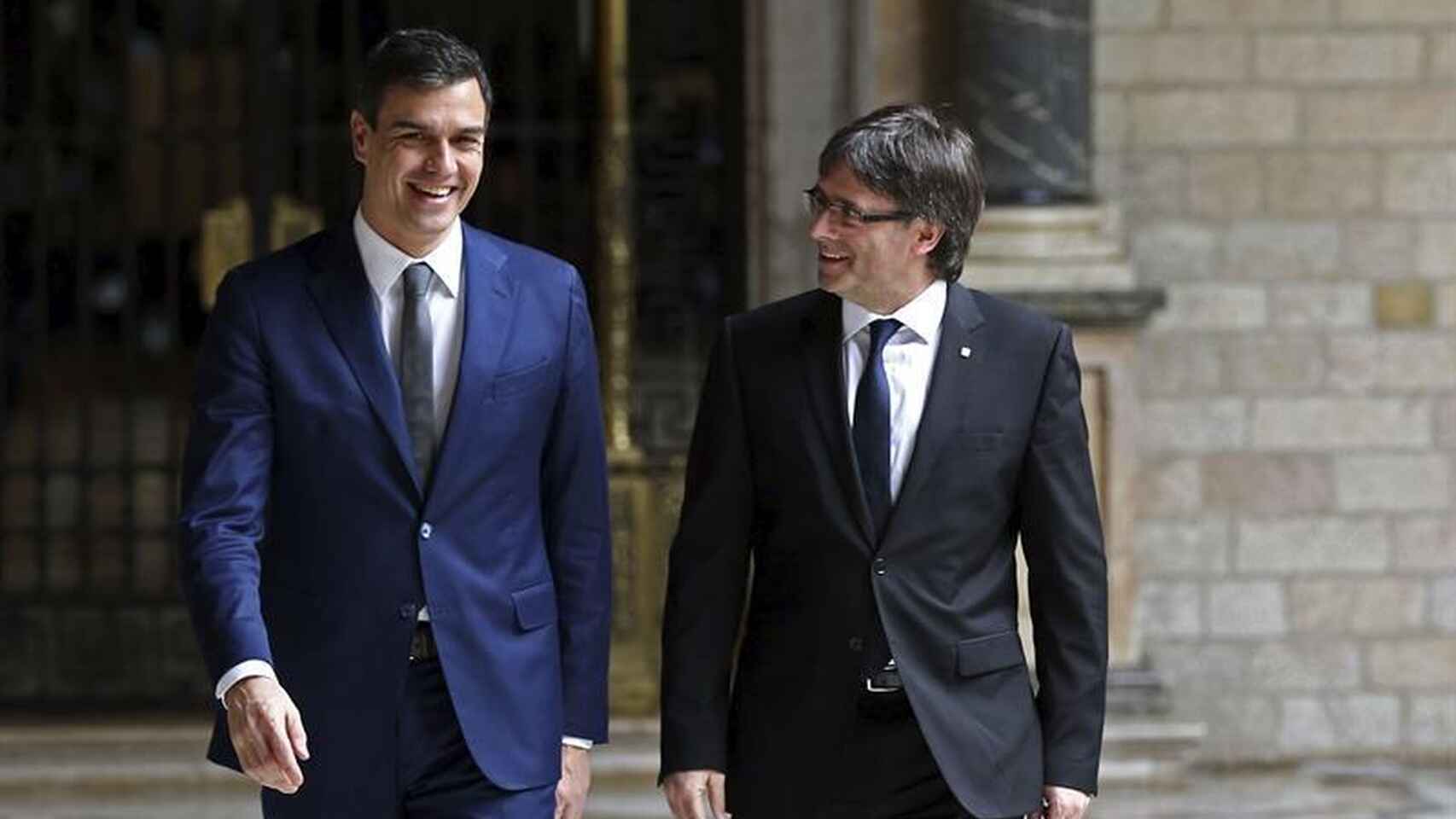 El presidente del Gobierno, Pedro Sánchez, junto al expresidente de la Generalitat, Carles Puigdemont / EP