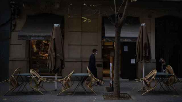 Imagen de una terraza cerrada en Barcelona, uno de los motivos del clamor empresarial para la recuperación / EP