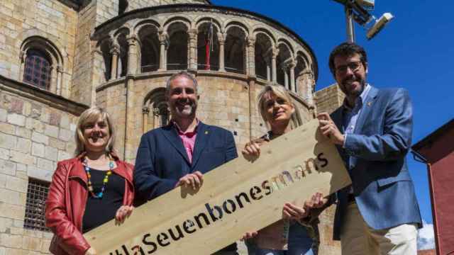 El alcalde de La Seu d'urgell Jordi Fàbrega (segundo por la izquierda) en la presentación de la candidatura /JuntsxCAT