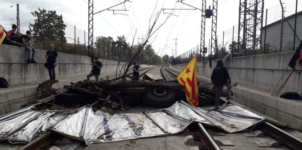 Sabotaje de los CDR, que cortan las vías del AVE en Girona / CDR