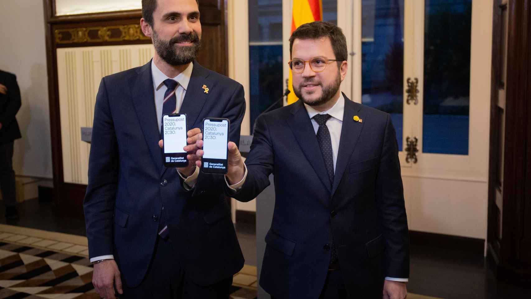 El presidente del Parlament, Roger Torrent, recibe del conseller de Economía de la Generalitat, Pere Aragonès, el proyecto de Presupuestos de la Generalitat 2020 / EUROPA PRESS