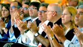 Los dirigente de CDC, (de izquierda a derecha) Marta Pascal, Jordi Turull, Francesc Sánchez, Carles Puigdemont, Artur Mas, Lluís Maria Corominas, Neus Munté y Francesc Homs, aplauden al inicio del XVIII Congreso de CDC/ EFE