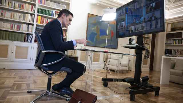 El presidente del Gobierno, Pedro Sánchez, participa en la reunión por videoconferencia / EP