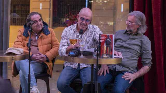 Presentación del libro Estàvem cansats de viure bé de Albert Soler. De izquierda a derecha, Ramón de España, Soler y Víctor Amela.