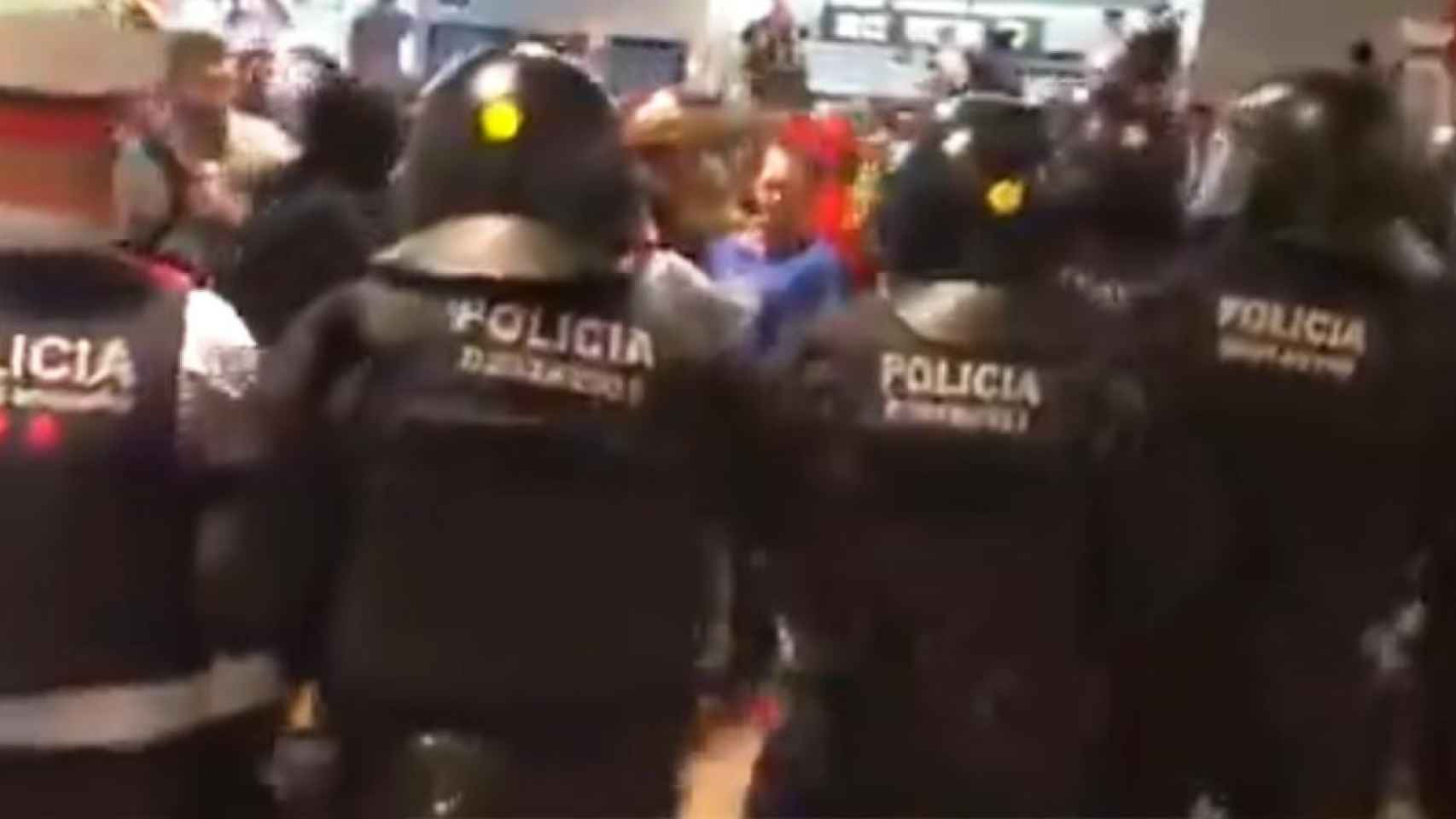 Cargas policiales en el aeropuerto de El Prat de Barcelona / CG