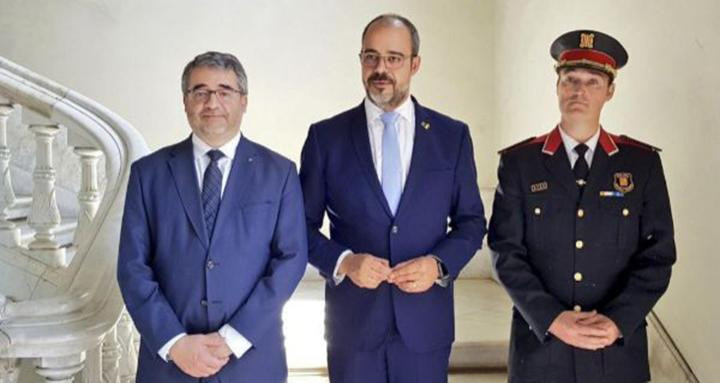 Andreu Martínez (i), exdirector de la Policía, junto al consejero de Interior Miquel Buch (c) y el nuevo jefe de los Mossos, Eduard Sallent (d) / GENCAT