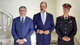 Andreu Martínez (i), exdirector de la Policía, junto al consejero de Interior Miquel Buch (c) y el nuevo jefe de los Mossos, Eduard Sallent (d) / GENCAT