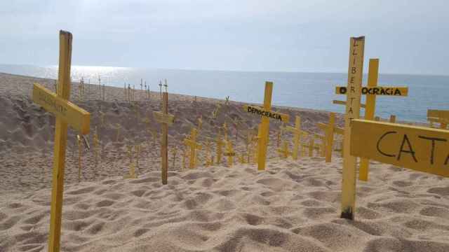Polémicas cruces amarilllas independentistas colocadas en la playa de Canet de Mar / TWITTER