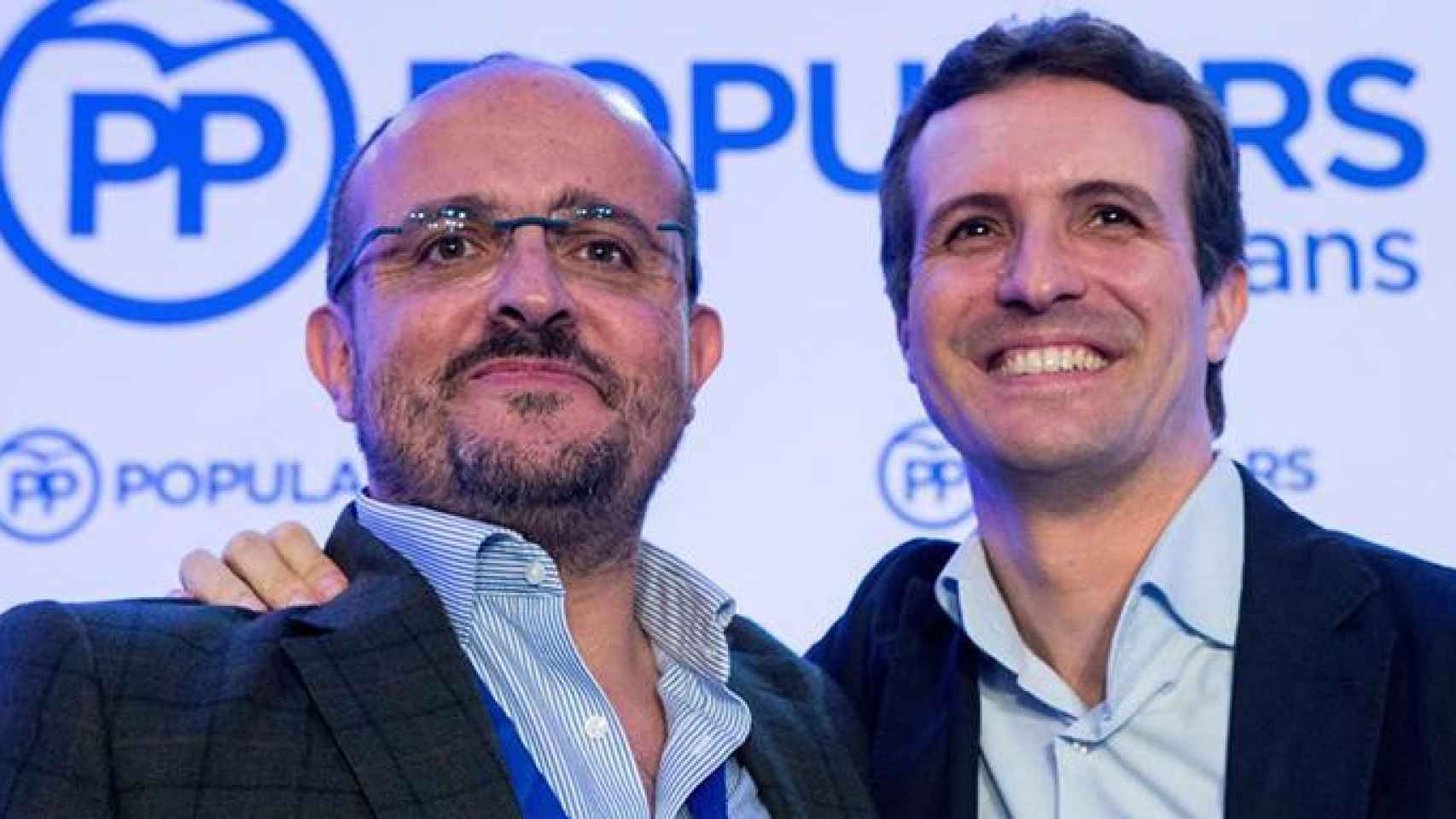 El presidente del PPC, Alejandro Fernández (i) y el líder nacional del partido, Pablo Casado (d) / EFE