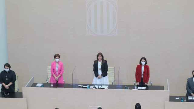 Laura Borràs (c), nueva presidenta del Parlament, junto a Eva Granados (d) y Anna Caula (ERC) / PABLO MIRANZO