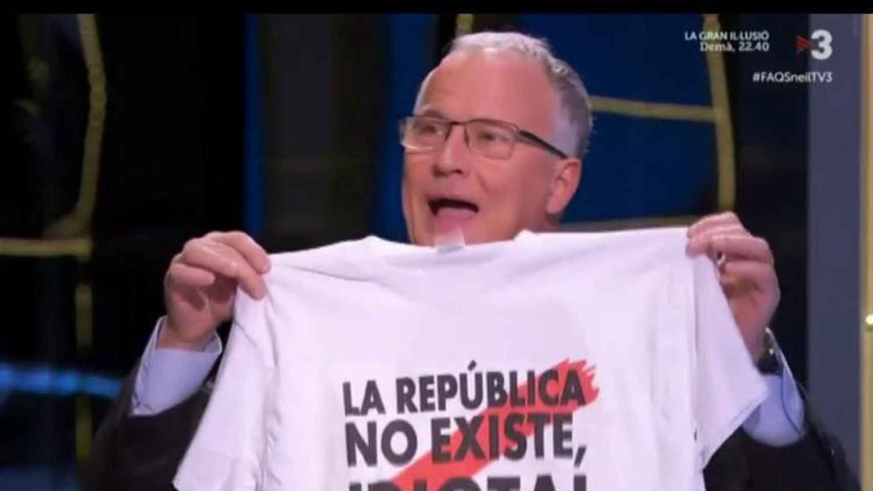 El candidato del PP a la alcaldía de Barcelona, Josep Bou, muestra una camiseta con el lema La república no existe, idiota / TV3