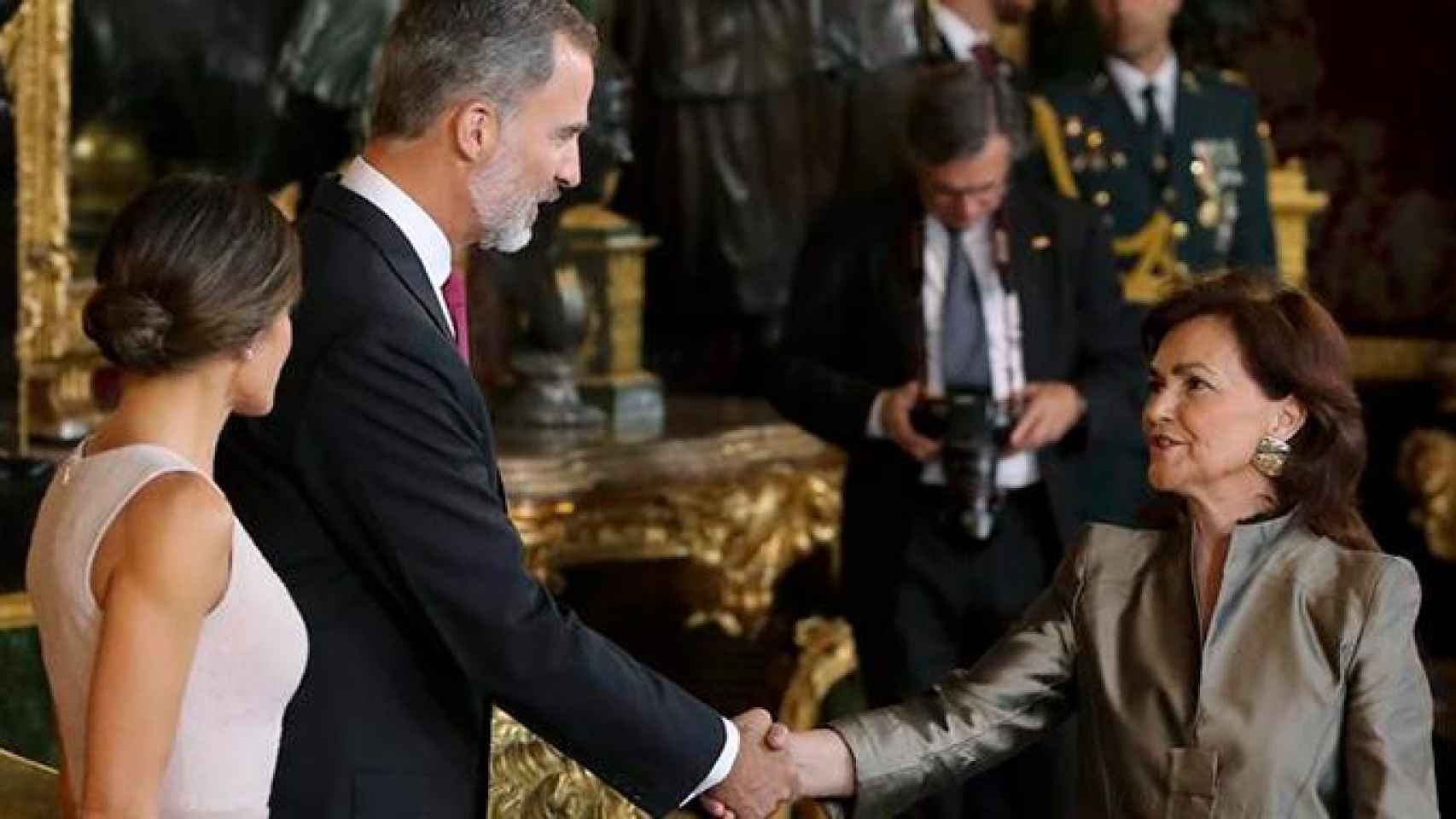 Los reyes Felipe VI y Letizia, saludan a la vicepresidenta Carmen Calvo durante la recepción en el Palacio Real con motivo de la fiesta nacional del 12 de Octubre, Día de la Hispanidad / EFE