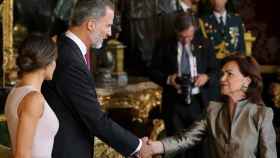 Los reyes Felipe VI y Letizia, saludan a la vicepresidenta Carmen Calvo durante la recepción en el Palacio Real con motivo de la fiesta nacional del 12 de Octubre, Día de la Hispanidad / EFE