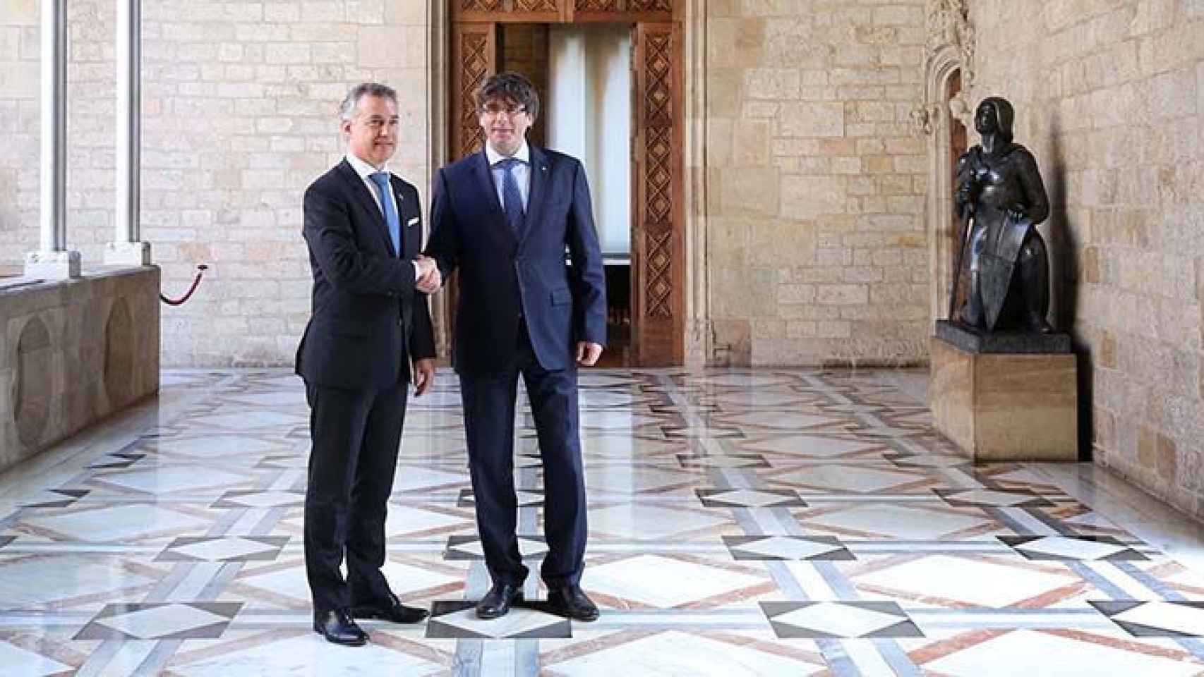 El presidente Carles Puigdemont (d) con el lendakari vasco Iñigo Urkullu / RUBÉN MORENO
