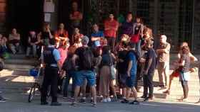 'Okupas' independentistas y Mossos, cara a cara en la escuela Collaso i Gil de Barcelona / TWITTER