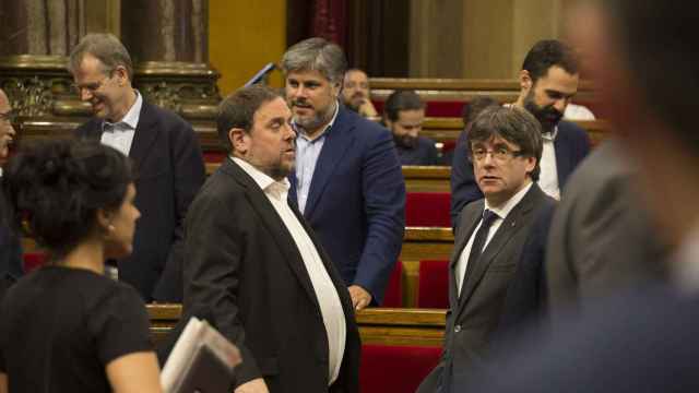 Oriol Junqueras, en el último pleno de julio, junto al 'president' Carles Puigdemont / PARLAMENT