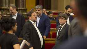 Oriol Junqueras, en el último pleno de julio, junto al 'president' Carles Puigdemont / PARLAMENT