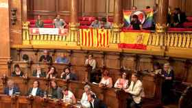 Banderas de España y Cataluña desplegadas por los asistentes en el pleno municipal de junio / CG
