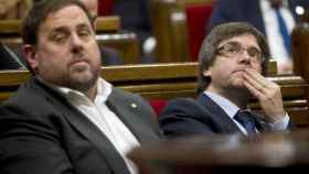 El líder de ERC Oriol Junqueras (i) y Carles Puigdemont, en el Parlament / CG