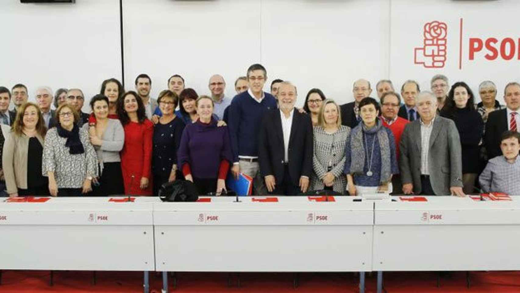 Eduardo Madina, coordinador de la ponencia marco del PSOE, junto a un grupo de dirigentes socialistas / PSOE