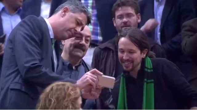 Xavier García Albiol (PP) muestra su móvil a Pablo Iglesias (Podemos) ante la mirada del líder podemita en Cataluña, Albano Dante Fachin, en la pista de la 'Penya' / CG
