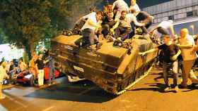 Partidarios de Erdogan toman un tanque de los militares sublevados en Estambul.