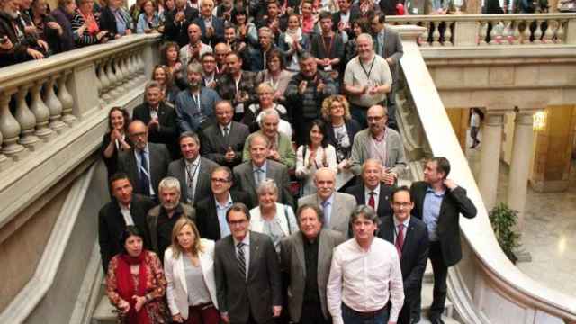 El presidente de la Generalidad, Artur Mas, con diputados autonómicos y alcaldes y vecinos del Moianès, en el Parlamento autonómico, tras aprobarse la creación de la nueva comarca.