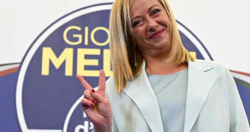 Giorgia Meloni hace el signo de la victoria tras vencer en las elecciones generales celebradas el domingo en Italia / EFE - Ettore Ferrari