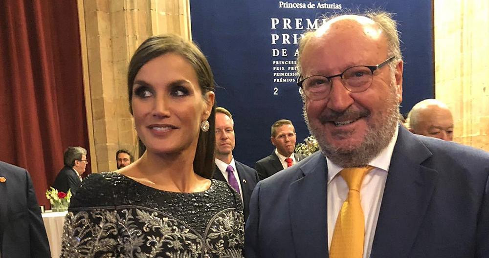 Mariano Gomà con la reina Leticia en los Premios Princesa de Asturias en agosto de 2018 / TWITTER