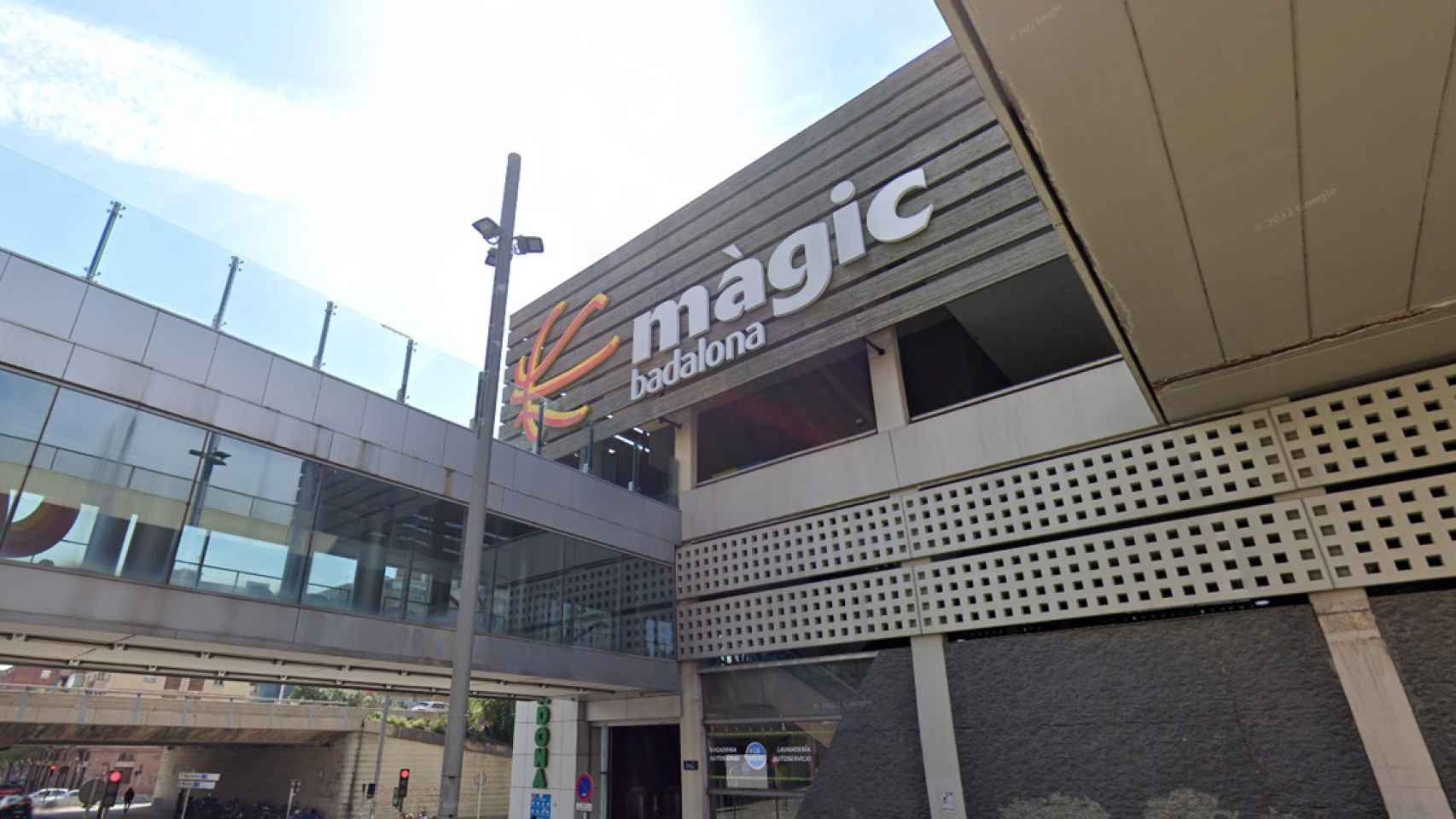 Fachada del centro comercial Màgic de Badalona, donde presuntamente se produjo la agresión sexual