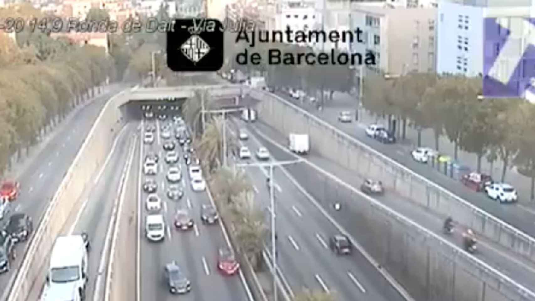 Colas en la Ronda de Dalt de Barcelona provocadas por la colisión que ha causado la muerte de un motorista / TRÀNSIT
