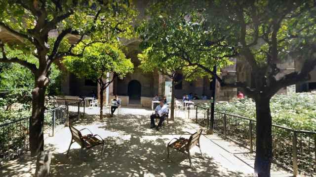Jardines de la Biblioteca de Cataluña de Ciutat Vella, donde un hombre ha sido apuñalado / GOOGLE STREET VIEW