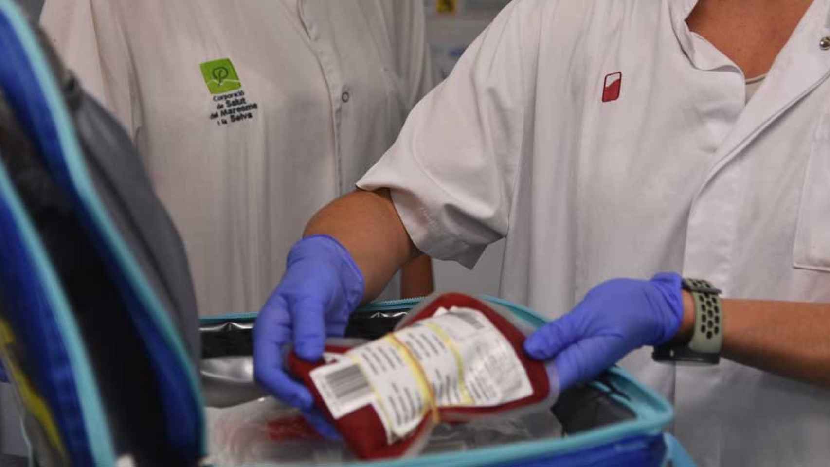 Profesionales de la Corporación de Salud del Maresme y la Selva con una tranfusión de sangre / CORPORACIÓN DE SALUD DEL MARESME Y LA SELVA