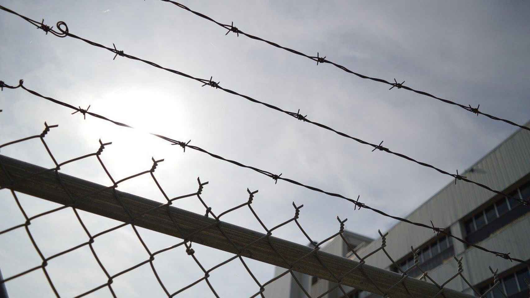 Las barreras que protegen una prisión / PIXABAY