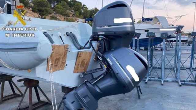 Los motores de la embarcación que presuntamente habían intentado robar tres personas en Torredembarra (Tarragona) / GUARDIA CIVIL