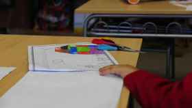 Pupitre de un alumno en el aula: aumenta el número de escolares en cuarentena  / EP