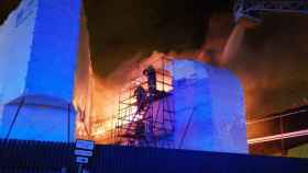 Incendio de un velero en Badalona / BOMBERS