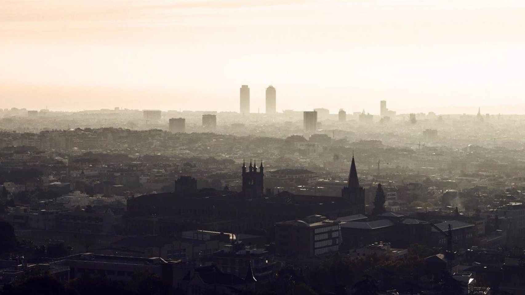 Barcelona bajo los efectos de la contaminación atmosférica / EP