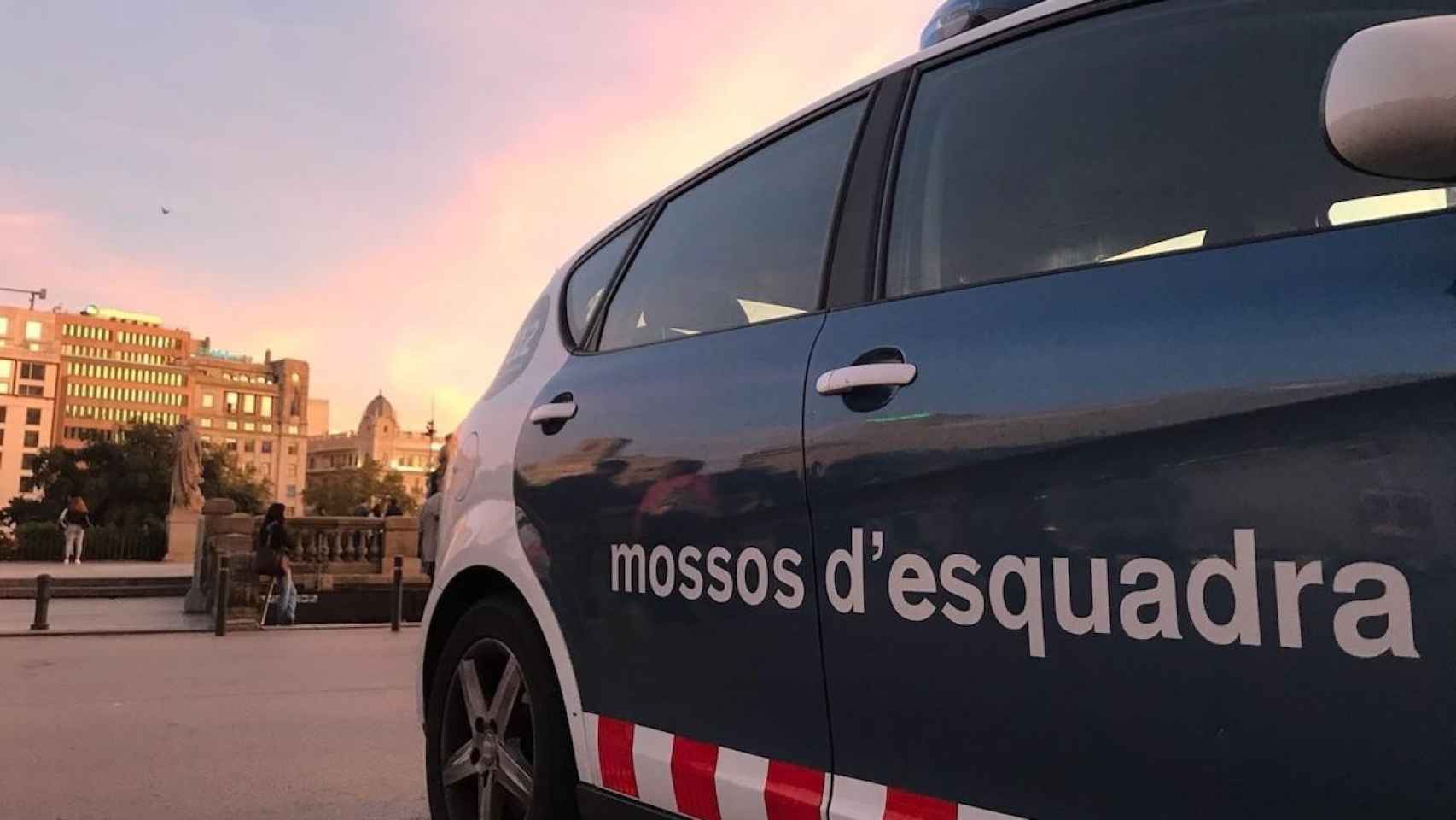 Coches de los Mossos d'Esquadra, que han detenido a tres ‘ladrones-escaladores’ en Barcelona / EP