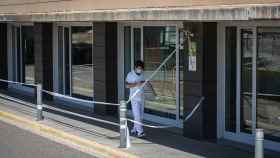 Un sanitario camina por el exterior del Hospital Universitario Arnau de Vilanova de Lleida / EP
