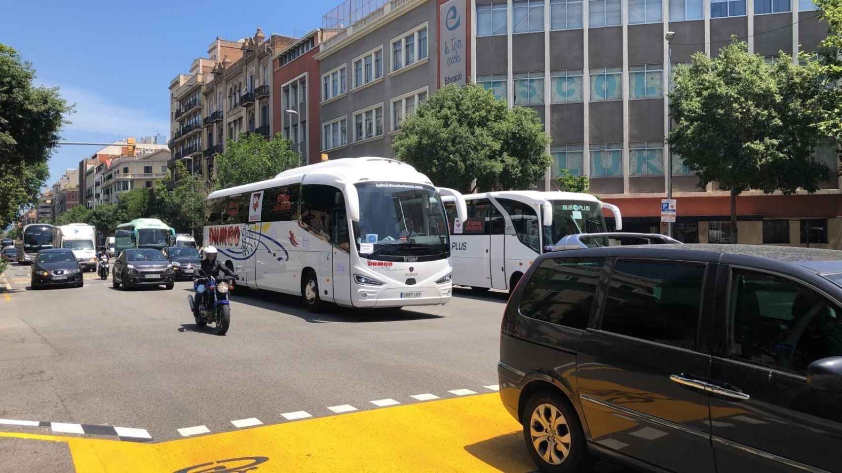 Autocares protestan en Barcelona con una marcha lenta por sus calles principales / EP