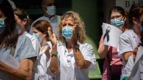 Médicos y enfermeras de Cataluña aplauden a las puertas del Hospital Clínic de Barcelona / EP