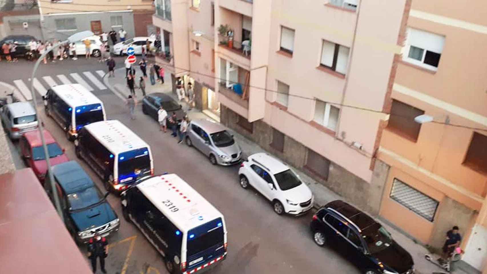 Imagen de incidentes en Mataró contra la okupación de un piso / CG