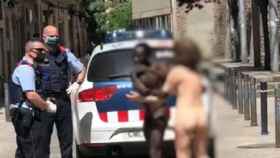 El presunto agresor sexual desnudo en Ciutat Vella junto a la víctima / CEDIDA